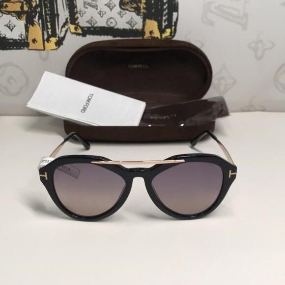 Tom Ford TF576 01B Lisa-02 Sunglasses – Black/Gold – 54mm - Picture 8 of 12